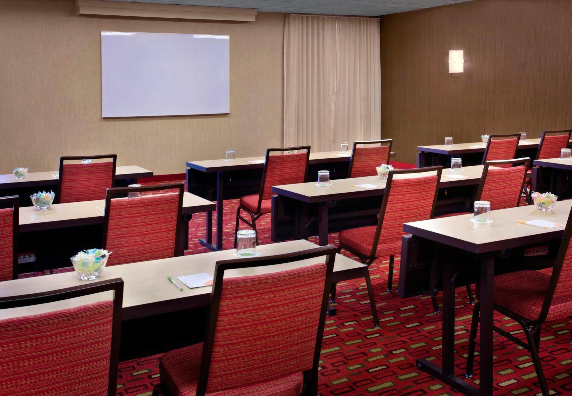 מלון Coraopolis Courtyard By Marriott Pittsburgh Airport מראה חיצוני תמונה